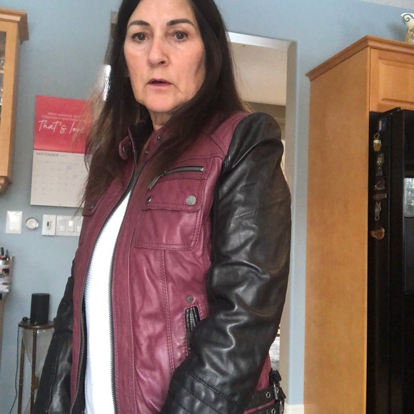 Learher jacket, in excellent condition. Never been worn. It is a Michael Kos. - Picture 3 of 3